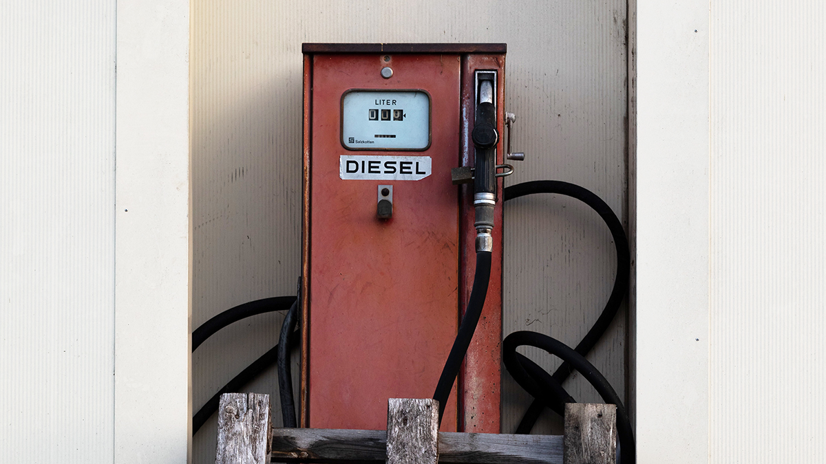 What is the Difference Between a Diesel Engine and a Gas Engine? • Car